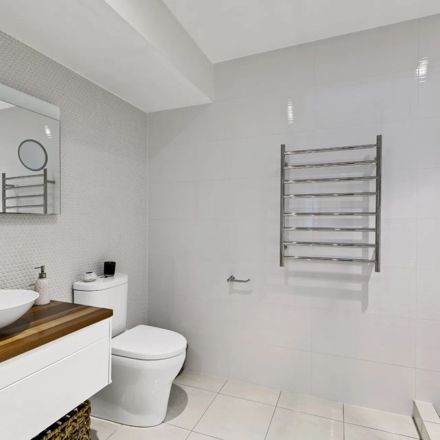 Elegant 4 Bedroom Home with Pool and spacious outdoor entertainment area - Partially furnished - Photo 1