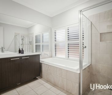 Beautiful 4 Bedroom Home - Prime Location! - Photo 4