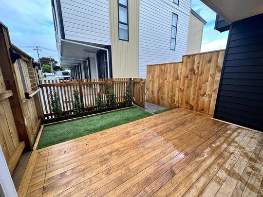 Modern sunny 2 Bedroom home! - Photo 1