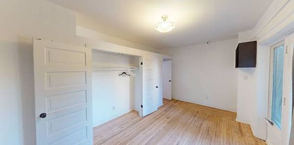 DOVERCOURT RD & BLOOR ST - THREE BEDROOM (ID#642D2) - Photo 2