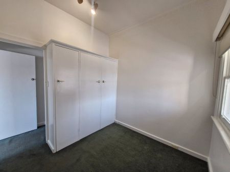 2 Bedroom Apartment in the Heart of Kew! - Photo 4