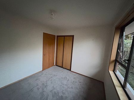 A home neat as a pin with new carpet - Photo 2
