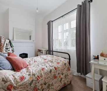 Recently refurbished three bed house with large private garden - Photo 5