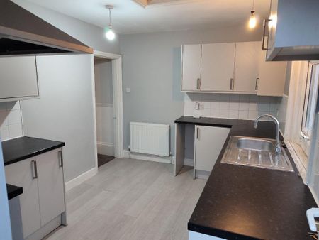 3 bedroom flat to rent - Photo 4