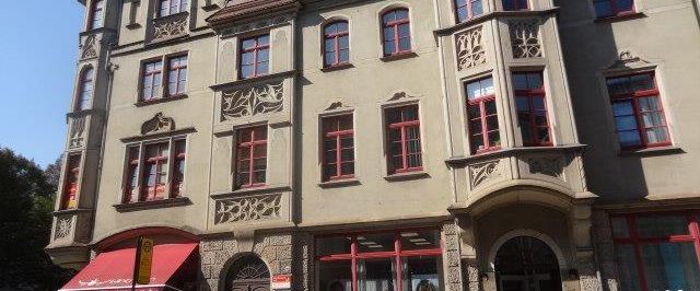 Plauen: 2-Zimmer-DG-Wohnung mit Wannenbad und Laminat, ab November frei - Photo 1