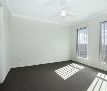 Modern 4 Bedroom Family Home with a Great Yard. - Photo 2