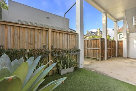 Freshly Renovated 3 Bedroom Duplex in Prime Location - Photo 3