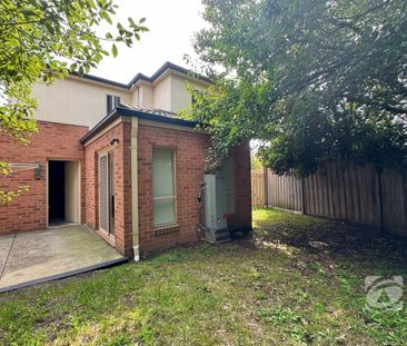 PERFECTLY LOCATED TOWNHOUSE WITH 2 FAMILY AREAS - Photo 4