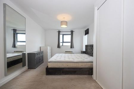 2 bedroom penthouse to rent - Photo 3