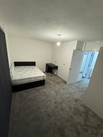 4 Bed Flat, Ramsfort House, SE16 - Photo 2