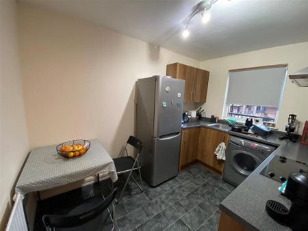 1 bedroom in a house share to rent - Photo 2