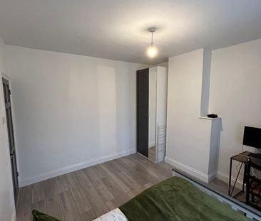 Room in a Shared House, Capstone Road, BR1 - Photo 3