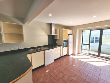 PRIME INNER-CITY LIVING! - Photo 2