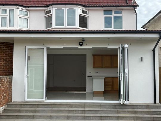 5 bedroom semi-detached house to rent - Photo 1
