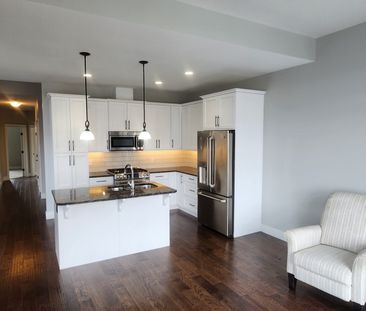 4 bed 3 bath home with Lake view in Harbor Ridge - Photo 4