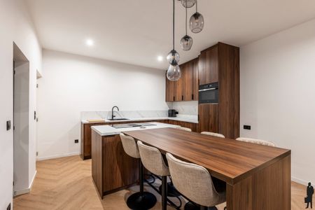 Te huur: volledig gerenoveerde stadswoning in hartje Hoogstraten. - Photo 2