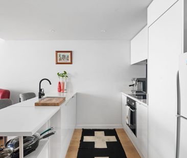 Stylish Apartment in Prime Brunswick East Location - Photo 5