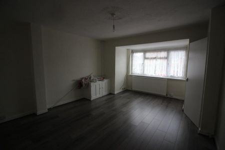3 bedroom semi-detached house to rent - Photo 3