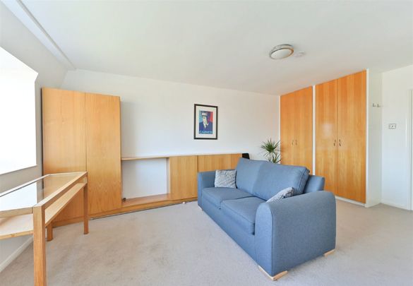 Studio Flat, Stretford Court, SW19 - Photo 1