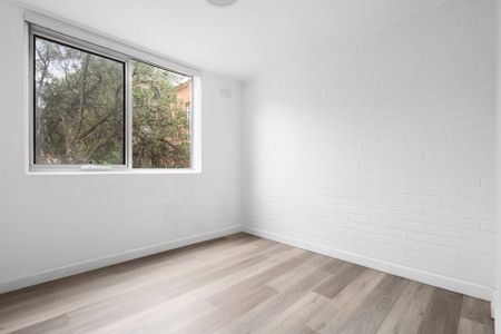 Renovated, Tranquil And Secure In Prestigious Locale - Photo 3