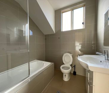 Large 3 floor Townhouse offers 5 bedrooms, 3 bathrooms with parking - Photo 6