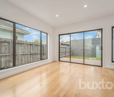 THREE BEDROOM TOWNHOUSE IN GREAT LOCATION! - Photo 4