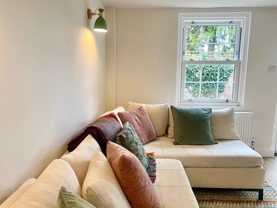 West Passage, Herts, Tring - Photo 1