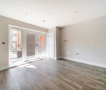 Flat to rent - Barley Close, Greenhithe, DA9 - Photo 2