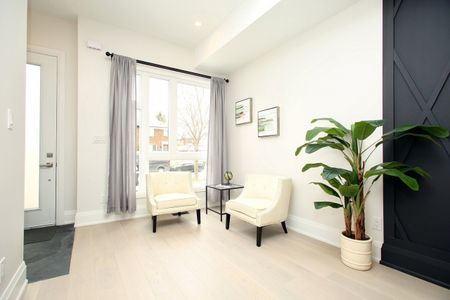 Toronto Furnished House for Rent in East York - Amazing 3 Bedroom + Den 3.5 Bathroom - Photo 4