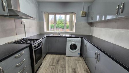 3 bedroom flat to rent - Photo 2