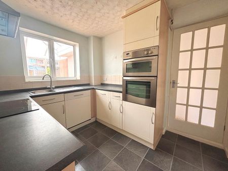3 bedroom detached house to rent - Photo 2