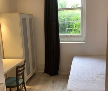 4 bedroom flat to rent - Photo 4