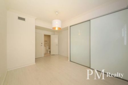 STUNNING TWO BEDROOM APARTMENT IN PRIME LOCATION - Photo 2