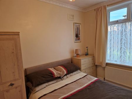 2 bed flat to rent in St Albans Crescent, Heaton - Photo 3