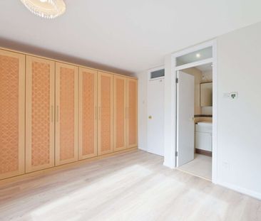 Refurbished four bedroom townhouse which is located within a cul-de-sac and offers flexible accommodation. Available now on an unfurnished basis. - Photo 5