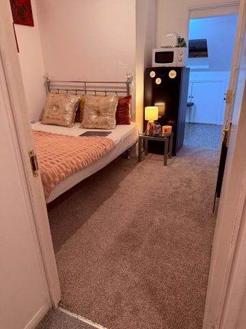 1 bedroom in a house share to rent - Photo 2