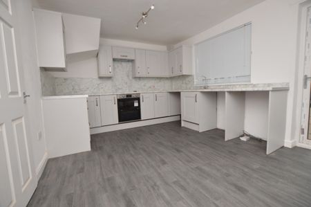 3 Bedroom End of Terrace - Photo 2