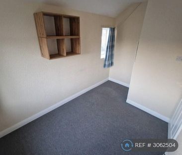 2 bedroom semi-detached house to rent - Photo 3