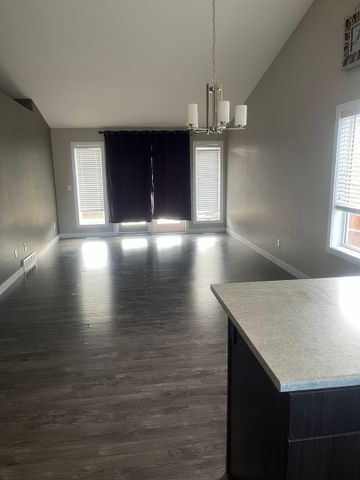 Hampton Village - 4 Bedroom/2 Bathroom Upper Unit - 726 Hargreaves Cres - Photo 4