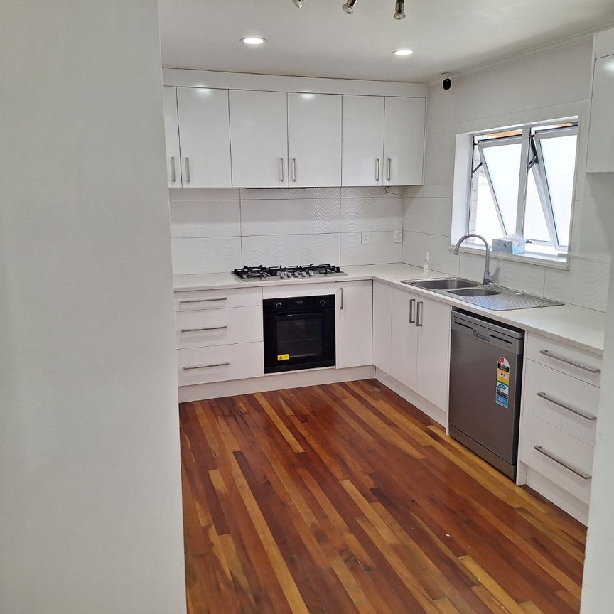 Popular Papatoetoe - Photo 1