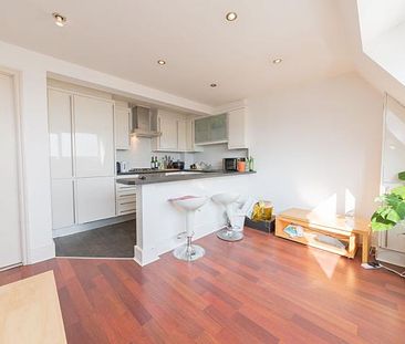 Large split level 3 bedroom in a well maintained conversion in Archway - Photo 4