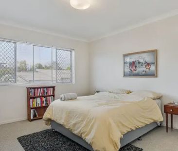 TOP FLOOR, LIGHT FILLED UNIT IN PRIME TOOWONG LOCATION&mldr; - Photo 6