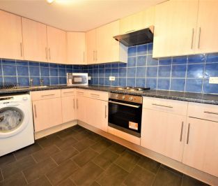 6 bedroom House in Ashville Grove, Leeds - Photo 4