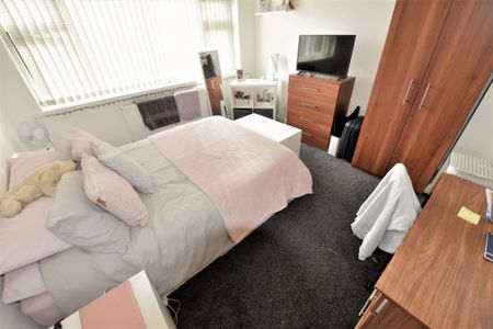 4 bedroom House in Stanmore Crescent, Leeds - Photo 4