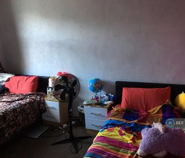 4 bedroom end of terrace house to rent - Photo 2