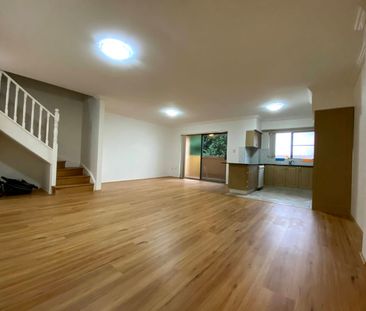 Renovated 3 bedrooms, double storeys apartment - Photo 3