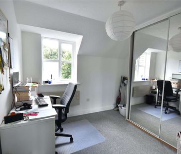 A wonderful top floor two bedroom flat - Photo 3