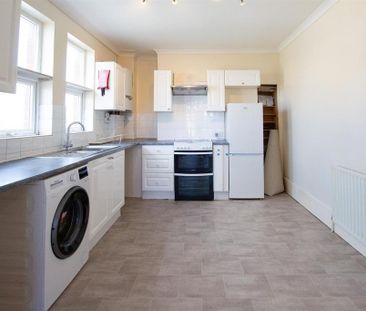 3 bedroom flat to rent - Photo 4