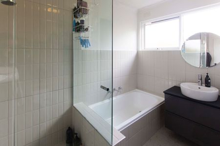 Spacious, Light-Filled Apartment - Photo 4