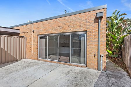 Spacious 4-Bedroom Home in South Morang - Photo 4